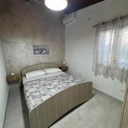 Dalila Villa *